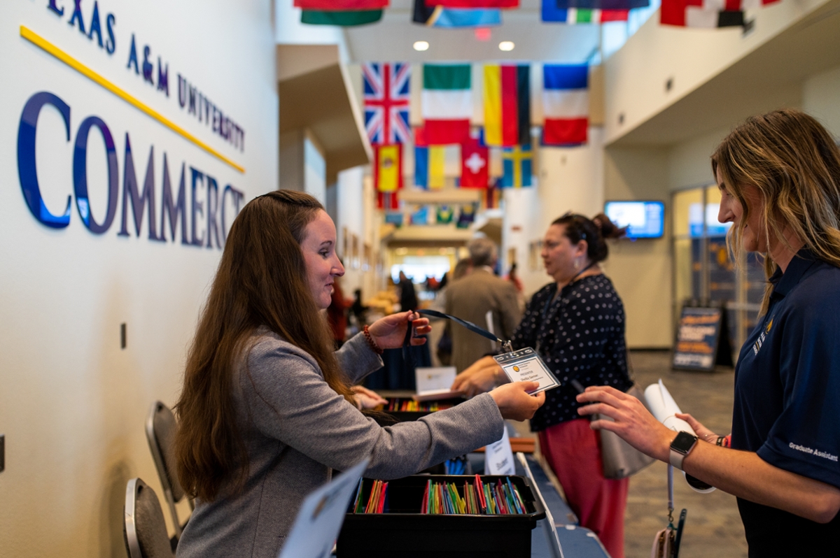 Kaylee Kinnaird signing in students